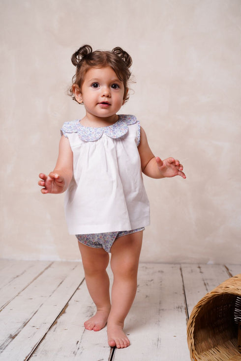 BLUSA CON CUELLO EN FORMA DE PÉTALOS